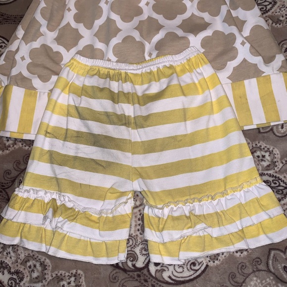 Sleeveless Summer Outfit - Picture 3 of 3